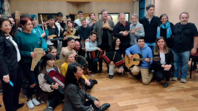 Cultura entregó instrumentos musicales a las orquestas juveniles de la Universidad de Lanús