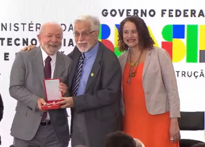 Mauricio Barreto recibió la Orden de Mérito Científico de Brasil