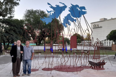 Javier Magalhães coloca una escultura conmemorativa del desastre de Malvinas en la universidad argentina de Lanús
