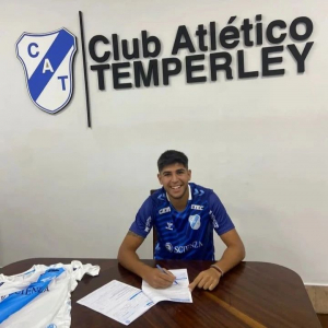 Estudiante de Nutrición firmó su primer contrato como futbolista profesional en Temperley