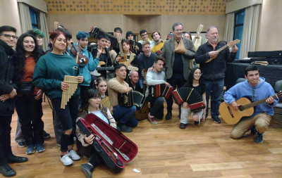 El ministro Tristán Bauer entregó instrumentos para las orquestas juveniles de la UNLa