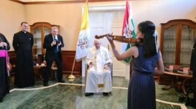 Una joven de Lanús tocó, &quot;La Cumparsita&quot; en violín frente al Papa Francisco en Hungría