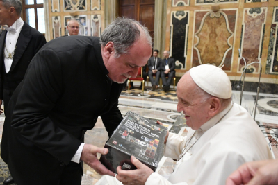 El vicerrector a cargo del Rectorado, Mtro. Daniel Bozzani, entrega al Papa Francisco la colección del Atlas Histórico de América Latina y el Caribe