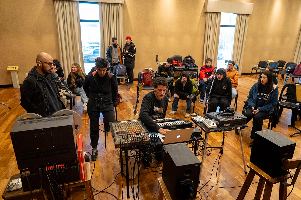 Estudiantes en Discográfica del Sur