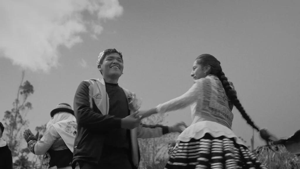 Fotograma de Una escuela en el cielo, un pueblo en el suelo