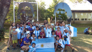 Chicos y chicas del barrio inauguraron una escultura de Messi en nuestra universidad