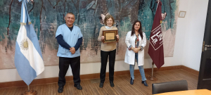 Autoridades del Hospital Melo entregaron una placa de reconocimiento a la UNLa