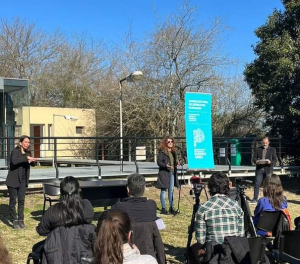 Marcela Méndez de la UNLa disertando ante los presentes 