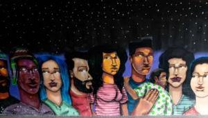Mural ilustrado que representa a un grupo de personas diversas sobre un fondo estrellado.