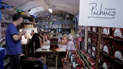 Un taller de luther&iacute;a muestra a decenas de chicos c&oacute;mo est&aacute; construido y funciona el bandone&oacute;n Pichuco de la UNLa