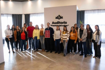 La UNLa don&oacute; m&aacute;s de 100 libros y revistas al Centro Regional Universitario de Daireaux