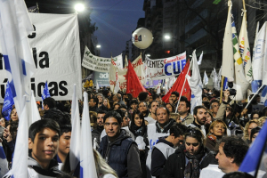 Docentes y estudiantes marcharon en defensa de la educación pública universitaria