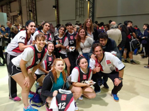 Estudiantes deportistas en la presentación del Polideportivo.