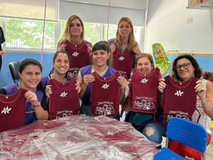 Guardapolvos para el Jardín Maternal, diseñados por estudiantes y docentes de la UNLa