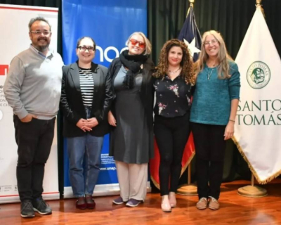 Sandra Katz, coordinadora de la Red Latinoamericana de Inclusi&oacute;n en Educaci&oacute;n Superior, junto a cuatro integrantes de la Red de Educaci&oacute;n Superior Inclusiva de la macrozona norte (IES Santo Tom&aacute;s, Universidad Arturo Prat, INACAP y Universidad de Tarapac&aacute;). Katz es la mujer en el centro, con gafas de sol y abrigo gris con cuello rojo.