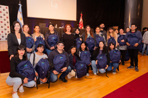Entrega de mochilas técnicas a estudiantes de la carrera de Enfermería