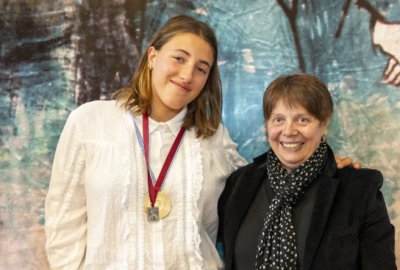 Distinguieron en la Universidad de Lanús a una estudiante campeonas con las Leonas
