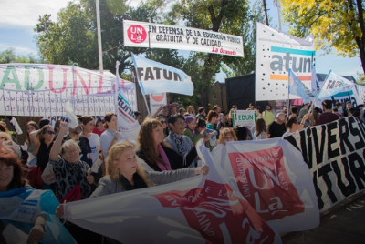 Masivo banderazo y abrazo simbólico de estudiantres, docentes y trabajadores vecinos de defensa de la UNLa