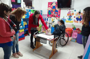 Lomas de Zamora: donan una mesa inclusiva al Jardín Comunitario Virgen del Cerro, de Parque Barón
