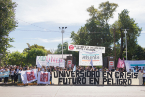 Masivo banderazo y abrazo simbólico de estudiantes, docentes, trabajadores y vecinos en defensa de la UNLa