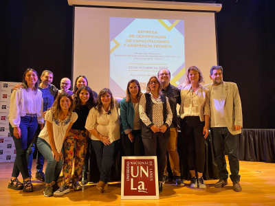 Entrega de certificados a emprendedores capacitados por la UNLa