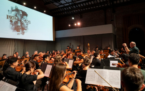 La Sala C&aacute;tulo Castillo de la UNLa reabri&oacute; con &ldquo;Pa&iacute;s que fue ser&aacute;&rdquo;, una obra que pone a dialogar memoria y futuro