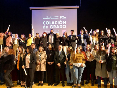 Más de 100 graduados recibieron sus títulos en la primera colación de grado presencial tras la pandemia