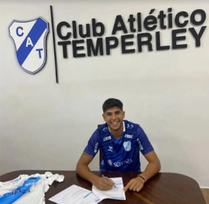 Estudiante de Nutrición de la UNLa firmó su primer contrato como futbolista profesional en Temperley