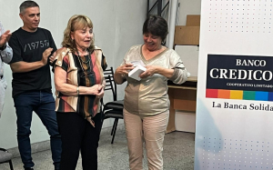 La vicerrectora Georgina Hernández recibe la distinción en nombre de Ana Jaramillo