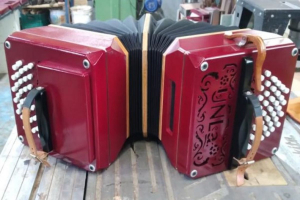 Lanús: Fabrican bandoneones con materiales reciclados del ferrocarril