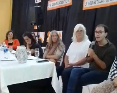 Panelistas en la mesa de la Jornada sobre Discapacidad y Salud Mental; un integrante hace uso de la palabra con micr&oacute;fono.