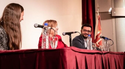 Agustín Balladares junto a Natalia Peluso y Pablo Bercovich en la Universidad Nacional de Lanús