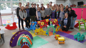 Juguetes didácticos diseñados por estudiantes fueron donados al Jardín Maternal de la UNLa