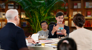 Vaca Narvaja presenta su libro sobre las relaciones Argentina-China en Santa Rosa
