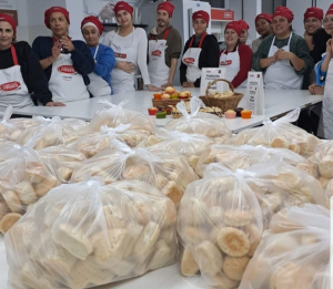Estudiantes y docentes del curso de panadero donaron muffins y bizcochitos a instituciones de la región