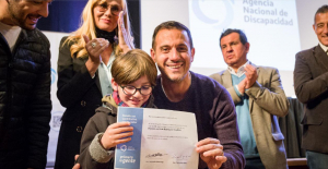 Julián Álvarez acompañó la entrega de pensiones no contributivas a vecinos y vecinas de Lanús