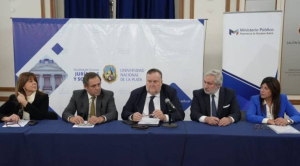 Cinco autoridades sentadas en la mesa de apertura de la Jornada sobre Discapacidad y Salud Mental en la UNLP. De izquierda a derecha: Dra. Mabel Cardoni, Dr. Claudio Santagati, Dr. Julio Conte-Grand (Procurador General) hablando al micr&oacute;fono, Dr. Daniel Soria y Dra. Rosario S&aacute;nchez.