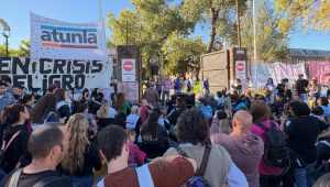Trabajadores docentes y nodocentes organizaron una masiva clase p&uacute;blica