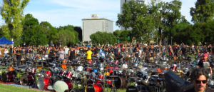 El «ruido hermoso» de la música colectiva: un recorrido por el recital que protagonizaron unos 300 bateristas en la Universidad de Lanús