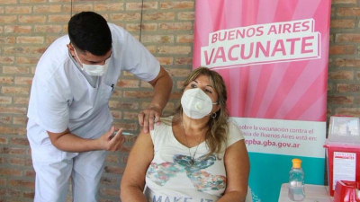 Alberto Fernández visita el puesto de vacunación de la Universidad Nacional de Lanús