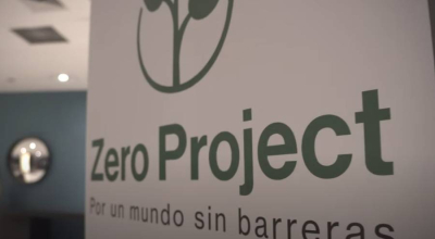 Cartel publicitario con el logotipo de Zero Project y el lema "Por un mundo sin barreras"
