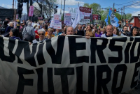 Masiva marcha y banderazo de estudiantes, docentes, trabajadores y vecinos de la UNLa contra el veto a la ley de financiamiento Universitario