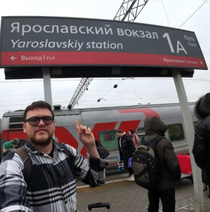 Un docente de Economía de la UNLa se convirtió en un reconocido youtuber de viajes en trenes