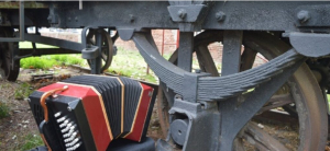 Los bandoneones creados con material reciclado de los talleres ferroviarios de Remedios de Escalada