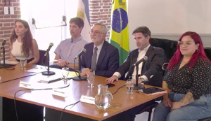 El embajador brasileño Julio Glinternick Bitelli visitó la UNLa