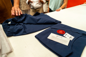 Estudiantes de la Licenciatura en Diseño Industrial confeccionaron ambos para el personal de limpieza de la UNLa