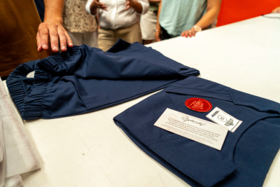 Estudiantes de la Licenciatura en Diseño Industrial confeccionaron ambos para el personal de limpieza de la UNLa