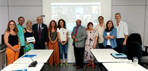 Francesc Pedr&oacute; junto a integrantes de REDLAT en una sala de reuniones durante el 12&deg; Encuentro.